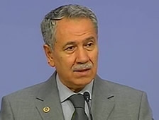 Hükümet sözcüsü Bülent Arınç, AK Parti hükümetinin 'bedelli askerlik' gündemi olmadığını söyledi.

