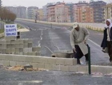 Parasını Alamadı Otoyola Duvar Ördü