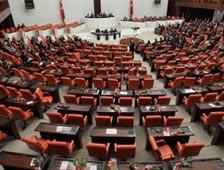 Meclis'te 10 dil bilen bir vekil var.