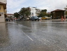 Boru patladı, caddeyi su bastı!