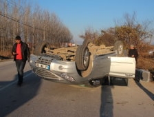 Lastiği Patlayan Otomobil Takla Attı