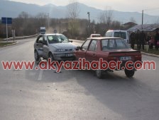 Akyazı - Küçücek Kavşağında yaralamalı trafik kazası