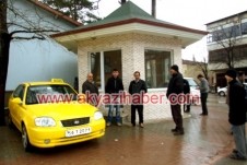 Taksi Durağın Camları Kırdılar