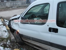 Akyazı Değirmenler Caddesinde Maddi Hasarlı Kaza