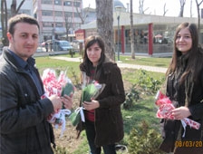 AK Gençlik Çiçek Dağıttı