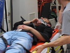 Yolda Dengesini Kaybetti Yaralandı!