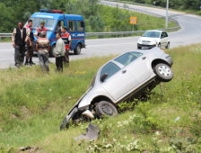 Kontrolden çıkan otomobil şarampole uçtu. 