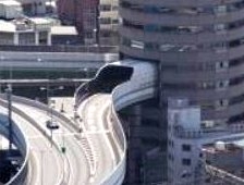 Binanın içinden Otoyol Geçiyor