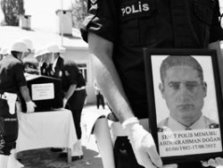 PKK Van Depremzedelerinin Polisini Vurdu