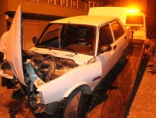 Gece Vakti Yol Kenarındaki Direğe Tosladı