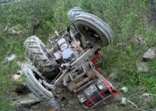 Devrilen traktör altına kalan 2 kişi yaralandı. 