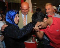 Sofuoğlu Çiçeklerle Karşılandı