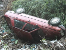 Otomobil Dereye Uçtu