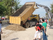 Yol Çöktü Kamyon Yan Yattı