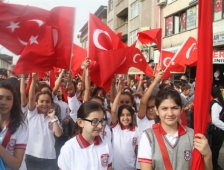 Başkan Yazıcı Çocuklara 29 Ekim’de Bayrak Dağıttı