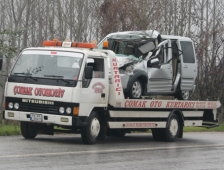 Araç Kamyonun Altına Girdi