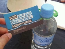 Hadisli su şişesi, sosyal medyayı sadı