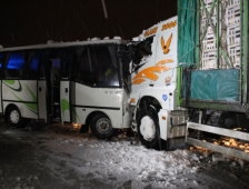 Otobüs ve Kamyon Çarpıştı