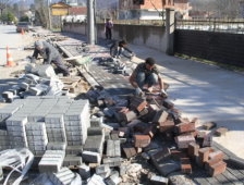 Akyazı Belediyesinden Yuvalak Caddesinde  Kilitli Parke Çalışması 