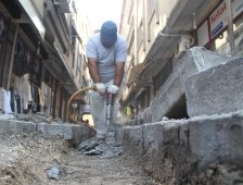 Akyazı Belediyesinden Çarşı İçinde Kilitli Parkelere Bakım Onarım