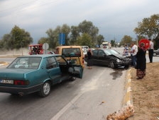 Batakköy  Kavşağında 3 Araç Birbirine Girdi