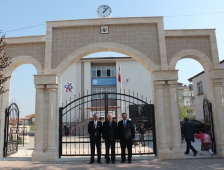 Okulun Girişine Muhteşem Kapı