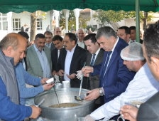 Akyazı Belediyesi Aşure Dağıttı