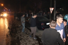 Kaldırımda Araba Çarptı