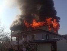 Akyazı İlçe Merkezinde Bina Yangını