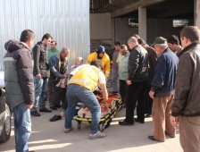 İki otomobilin Arasında Sıkıştı