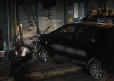 Kontrolden Çıkan Otomobil Dükkana Girdi