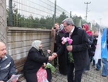 Hasan AKCAN Çiçek Dağıttı