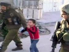 İsrail askeri 6 yaşındaki çocuğu gözaltına aldı