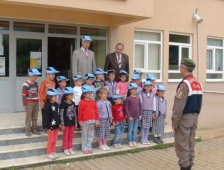 Jandarma Pazarköy İlkokulunda Hediyeler Dağıttı.