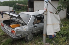 KAZA YAPAN SÜRÜCÜ OLAY YERİNDEN KAÇTI