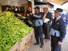 Akyazı Belediyesi Zabıtasından Esnafa Vitrin Çıkma Denetimi