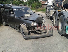 Otomobil Beton Mikserinin Altında Kaldı