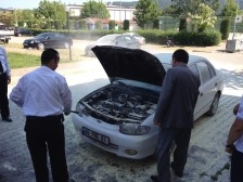 Akyazı ilçesi Kuzuluk Mahesinde park halindeki otomobil birden alev aldı