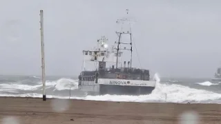 Gemi fırtınada karaya oturdu; Mürettebat yardım çağrısı yaptı