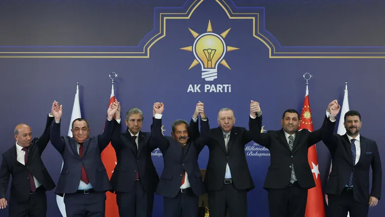 Rozetlerini Başkan Erdoğan taktı; 7 belediye daha AK Parti'ye katıldı