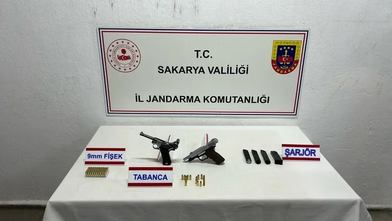 Ruhsatsız silahlarla yakalandı