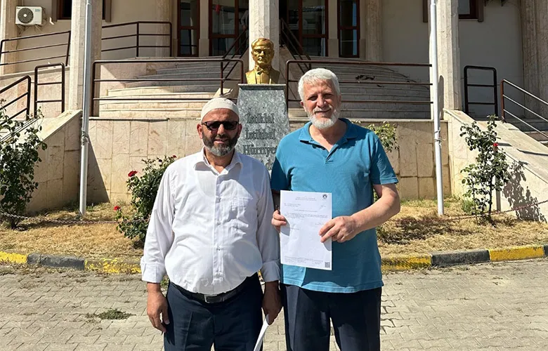 Saadet Partisi Akyazı ilçe Başkanı Zekeriya Alan mazbatasını aldı
