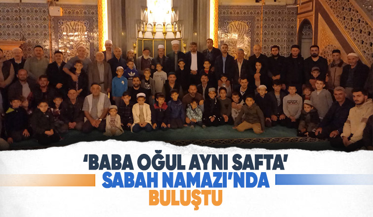 Sabah namazında baba oğul aynı safta buluştu