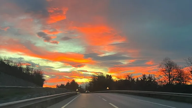 Sabahın ilk ışıklarıyla kartpostallık manzara