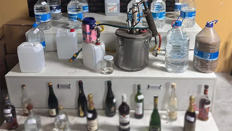 Sahte içki imalathanesine baskın kamerada