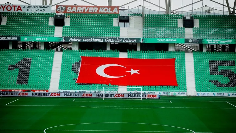 Sakarya Atatürk Stadyumu'na dev Türk bayrağı