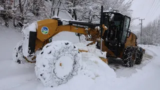 Sakarya Büyükşehir ekipleri 36 farklı grup yolunda karla mücadele ediyor