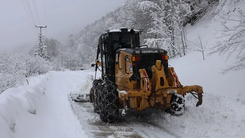 Sakarya Büyükşehir ekipleri 36 farklı grup yolunda karla mücadele ediyor