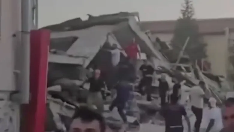 Depremin vurduğu Sındırgı da 10 bina yıkıldı