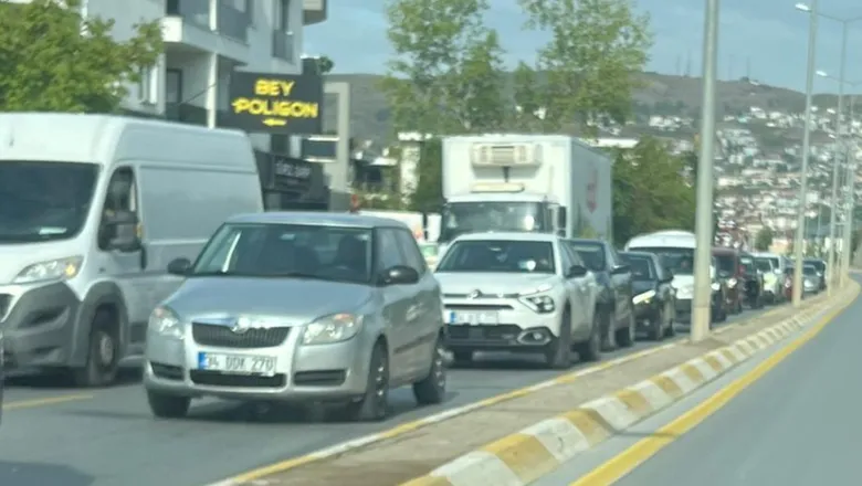 Sakarya'da okulların ilk günü trafik yoğunluğu